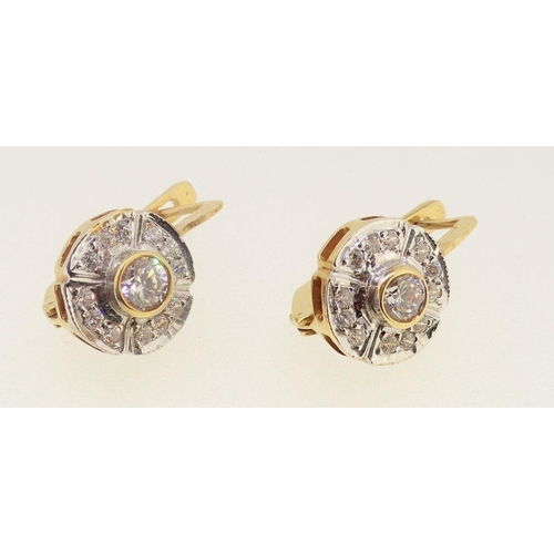 468 - A pair of 18 carat gold cluster earrings set white stones, 10mm diameter, 5.7g