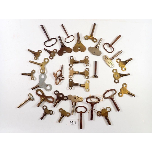 1011 - A collection of over 30 brass and other clock keys