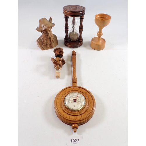 1022 - A wooden egg timer and various treen