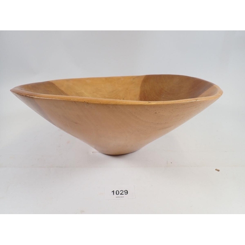 1029 - A carved wooden rustic bowl, 29cm