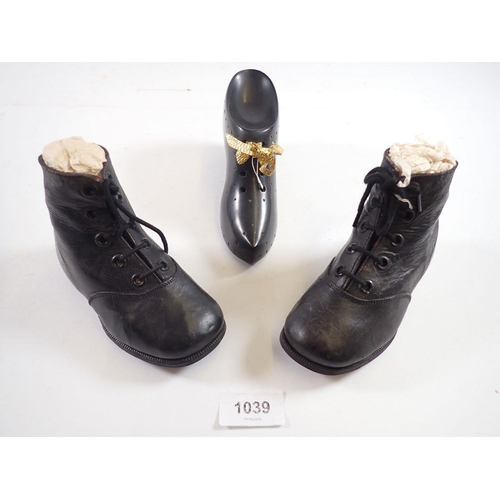 1039 - A pair of Victorian children's leather boots, 15cm and a carved ebony shoe