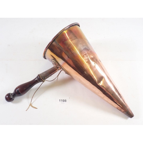 1108 - A Victorian copper ale warmer with turned wooden handle, 29.5cm