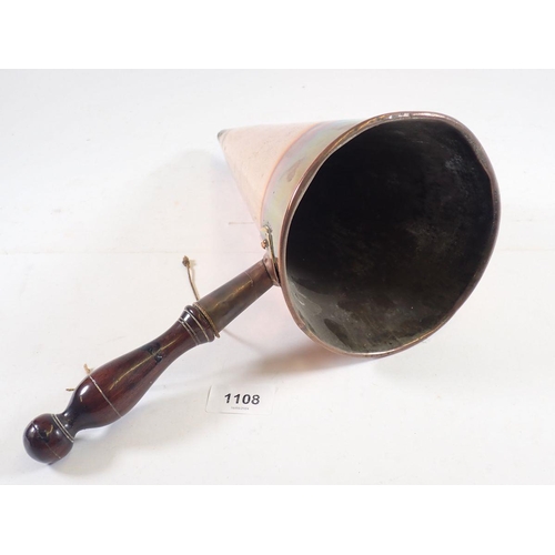 1108 - A Victorian copper ale warmer with turned wooden handle, 29.5cm