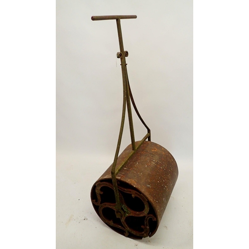 1122 - A Coalbrookdale cast iron garden roller, crack to roller