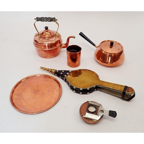 1173 - A group of copper to include kettle, saucepan, tray etc