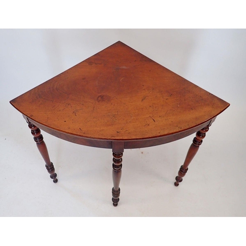 1386B - A Victorian mahogany corner table on turned supports, 90cm wide