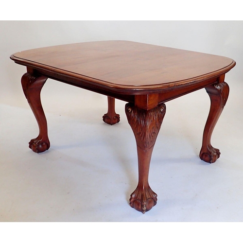 1400 - A Victorian mahogany windout dining table and two interleaves all on cabriole, claw and ball support... 