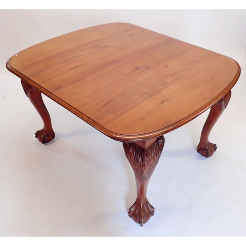 1400 - A Victorian mahogany windout dining table and two interleaves all on cabriole, claw and ball support... 