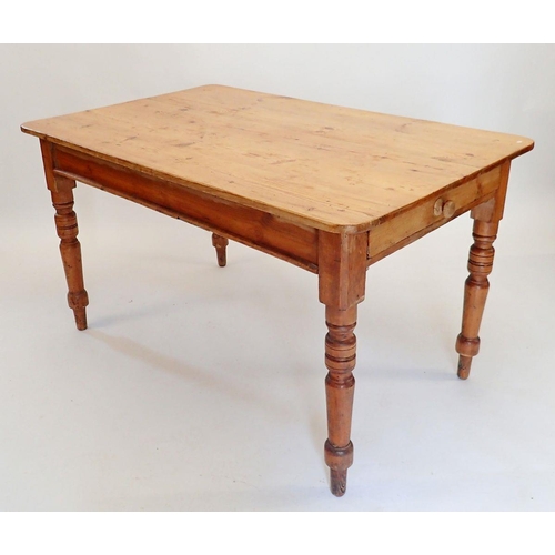 1497 - A Victorian pine farmhouse dining table with frieze drawer and turned supports, 137 x 84 x 76cm