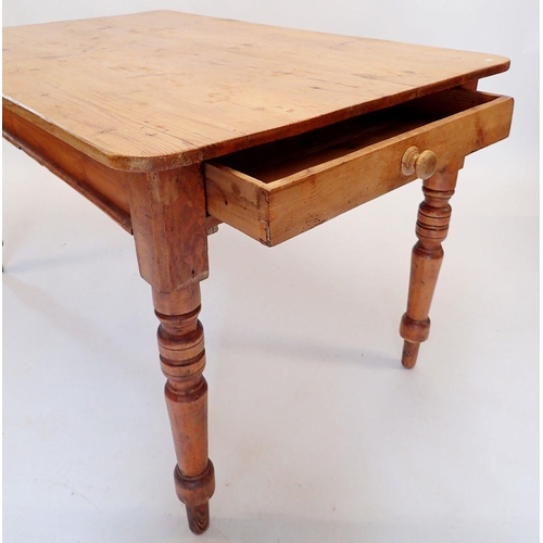 1497 - A Victorian pine farmhouse dining table with frieze drawer and turned supports, 137 x 84 x 76cm