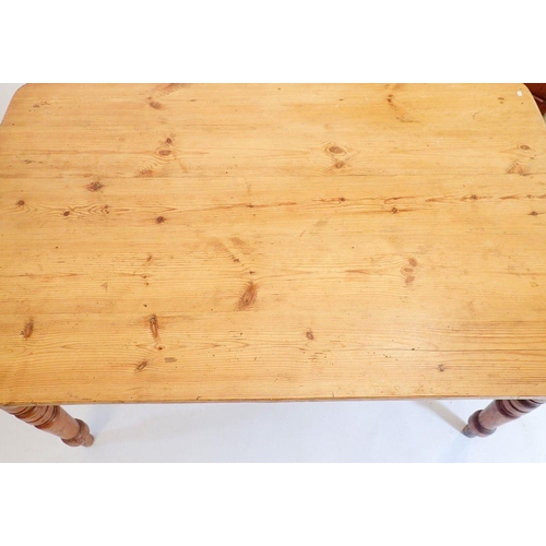 1497 - A Victorian pine farmhouse dining table with frieze drawer and turned supports, 137 x 84 x 76cm