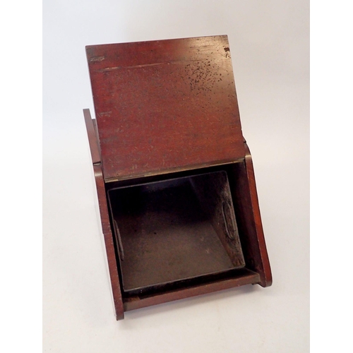 1500 - An Edwardian mahogany coal scuttle