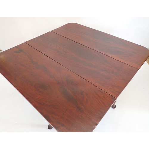 1502 - A Georgian mahogany dropleaf dining table on cylindrical supports and pad feet, 122 x 127cm