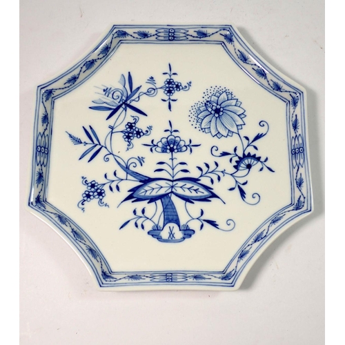 222 - A Meissen octagonal onion pattern plate, 21cm