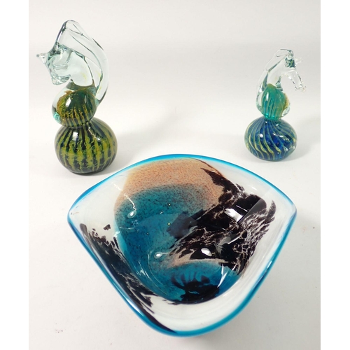 258 - A Medina art glass bowl, 16cm wide and two sea horses