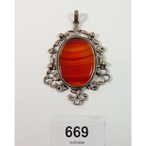 669 - An agate pendant with 800 standard scrollwork mount, 6.5 x 4.5cm