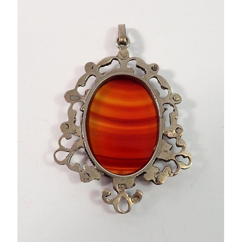 669 - An agate pendant with 800 standard scrollwork mount, 6.5 x 4.5cm