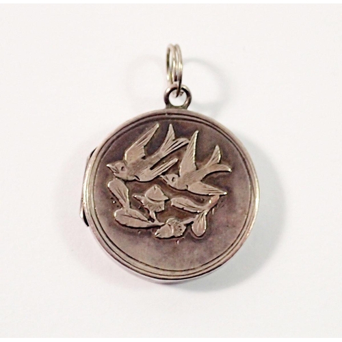 685 - An Edwardian silver circular locket decorated swallows, 2cm diameter, total weight 5.3g