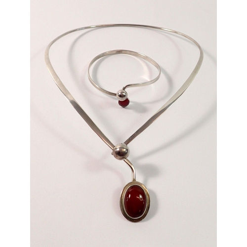 689 - A matching silver and agate necklace and bracelet