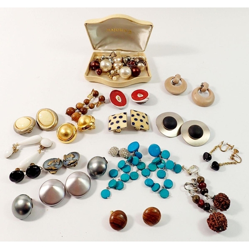 690 - Twenty one pairs of vintage clip earrings