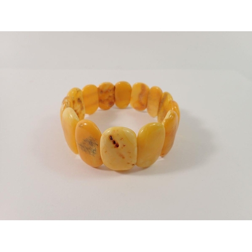 712 - A Baltic amber stretch bracelet, 2.8cm wide, 32g