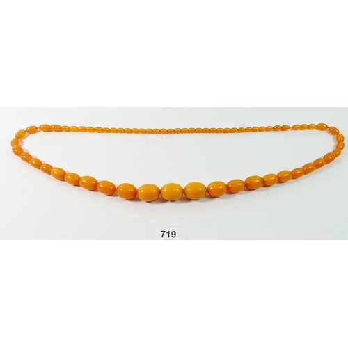 719 - An amber bead necklace, 83g, 86cm