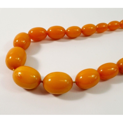 719 - An amber bead necklace, 83g, 86cm