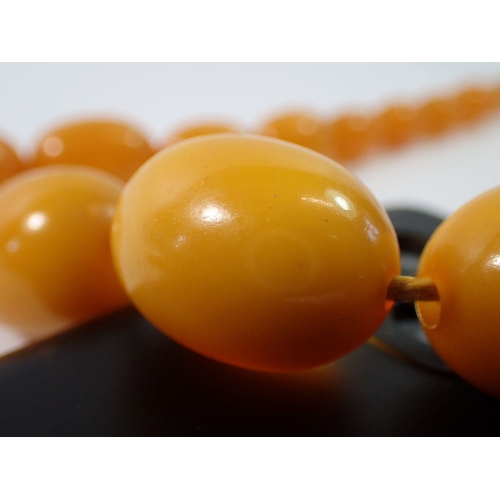 719 - An amber bead necklace, 83g, 86cm