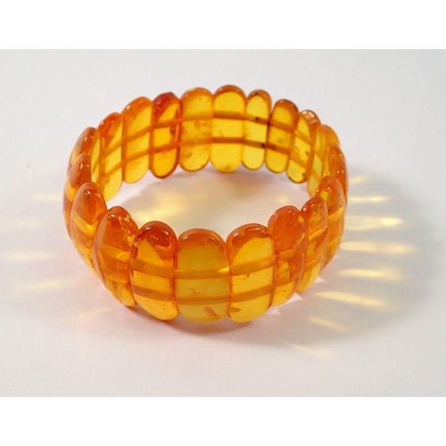 720 - A Baltic amber stretch bracelet, 22g