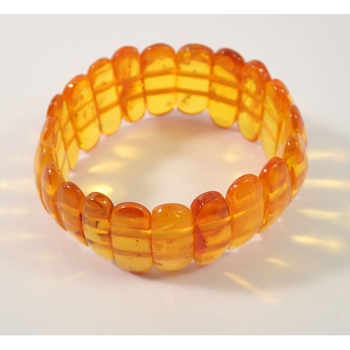 720 - A Baltic amber stretch bracelet, 22g