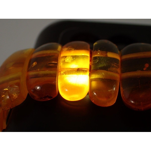 720 - A Baltic amber stretch bracelet, 22g