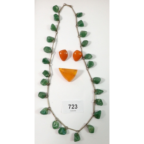 723 - A green stone necklace, amber brooch and earrings