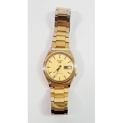 731 - A Seiko 5 gents automatic wristwatch with gold dial and gold plated strap