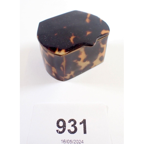 931 - A 19th century tortoiseshell and gilt metal patch box, 4.5cm wide