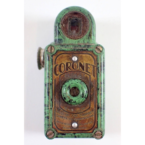 963 - A Coronet Midget Bakelite camera