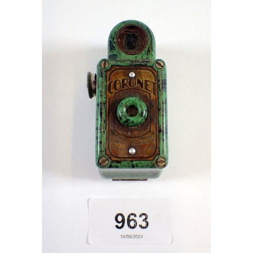 963 - A Coronet Midget Bakelite camera