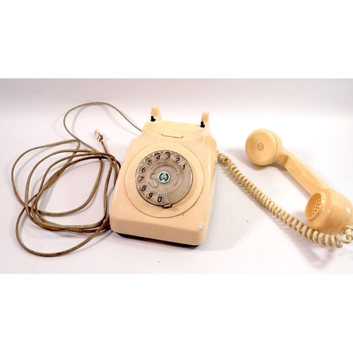 1072 - A cream vintage dial telephone