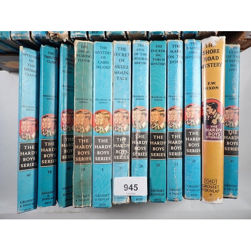 945 - Twenty seven vintage Hardy Boys books by Franklin Dixon