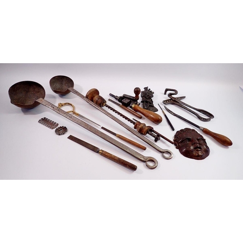 1107 - A box of antique engineer tools including riveting drill and two lead casting ladles