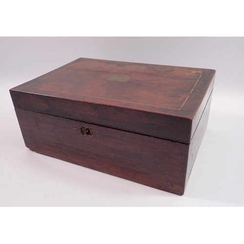 1137 - A 19th century mahogany box with interior fitted tray, 28 x 20 x 12cm