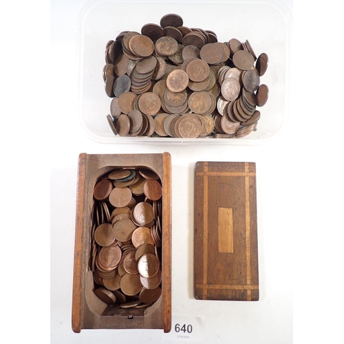 640 - Quantity of pre-decimal farthings approx 1090g plus wooden box containing decimal 1/2 pences approx ... 