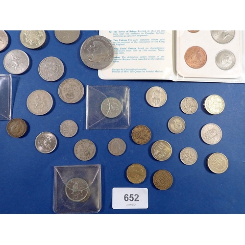 652 - Box of pre-decimal and decimal British coinage including sixpences, brass threepences, shillings, tw... 