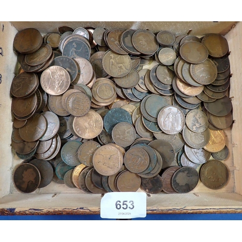 653 - A wooden box containing copper/bronze halfpennies and pennies (some Heaton mint) Victoria through El... 