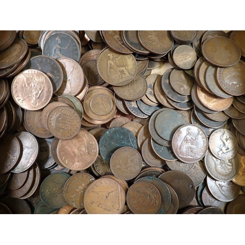 653 - A wooden box containing copper/bronze halfpennies and pennies (some Heaton mint) Victoria through El... 