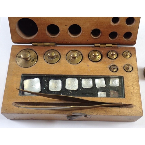 668 - A box of gold weights (grams), a crown warranted sovereign scale, sovereign weight