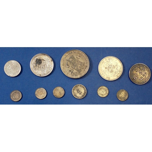 689 - World coins including silver content examples, Netherlands 2 1/2 G 1938, South Africa 2 1/2 Shilling... 