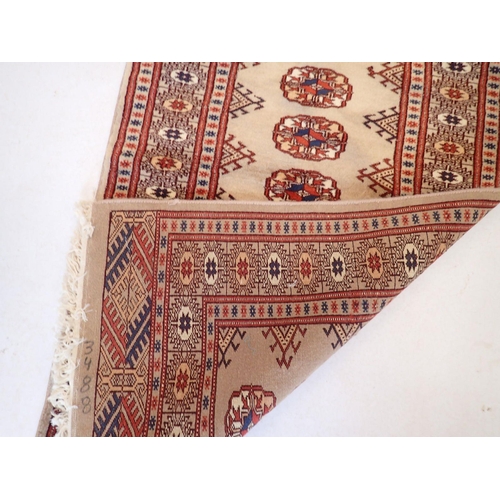 1004 - A small silk on cotton rug with single row of guls on a cream ground 119 x 63cm