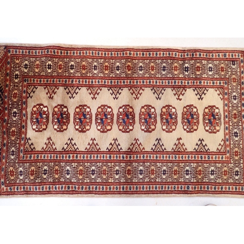 1004 - A small silk on cotton rug with single row of guls on a cream ground 119 x 63cm