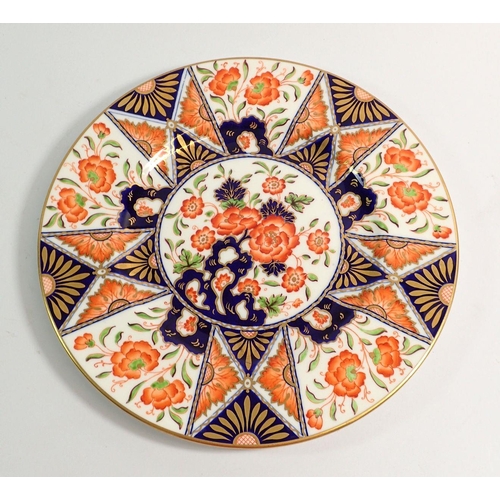 102 - A Wedgwood Imari plate, 27cm diameter