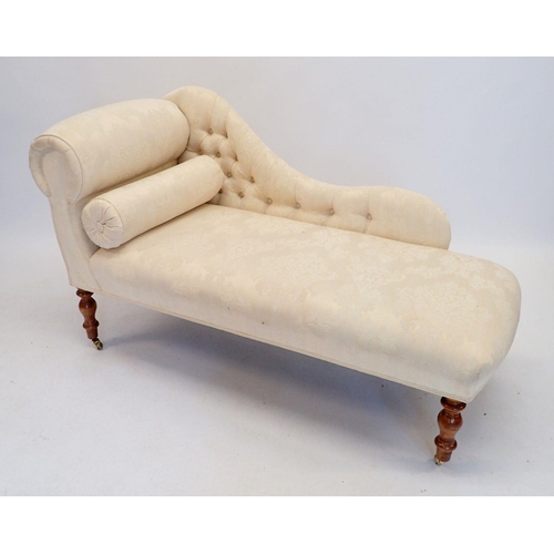 1028 - A Victorian small sized chaise longue, 118cm long